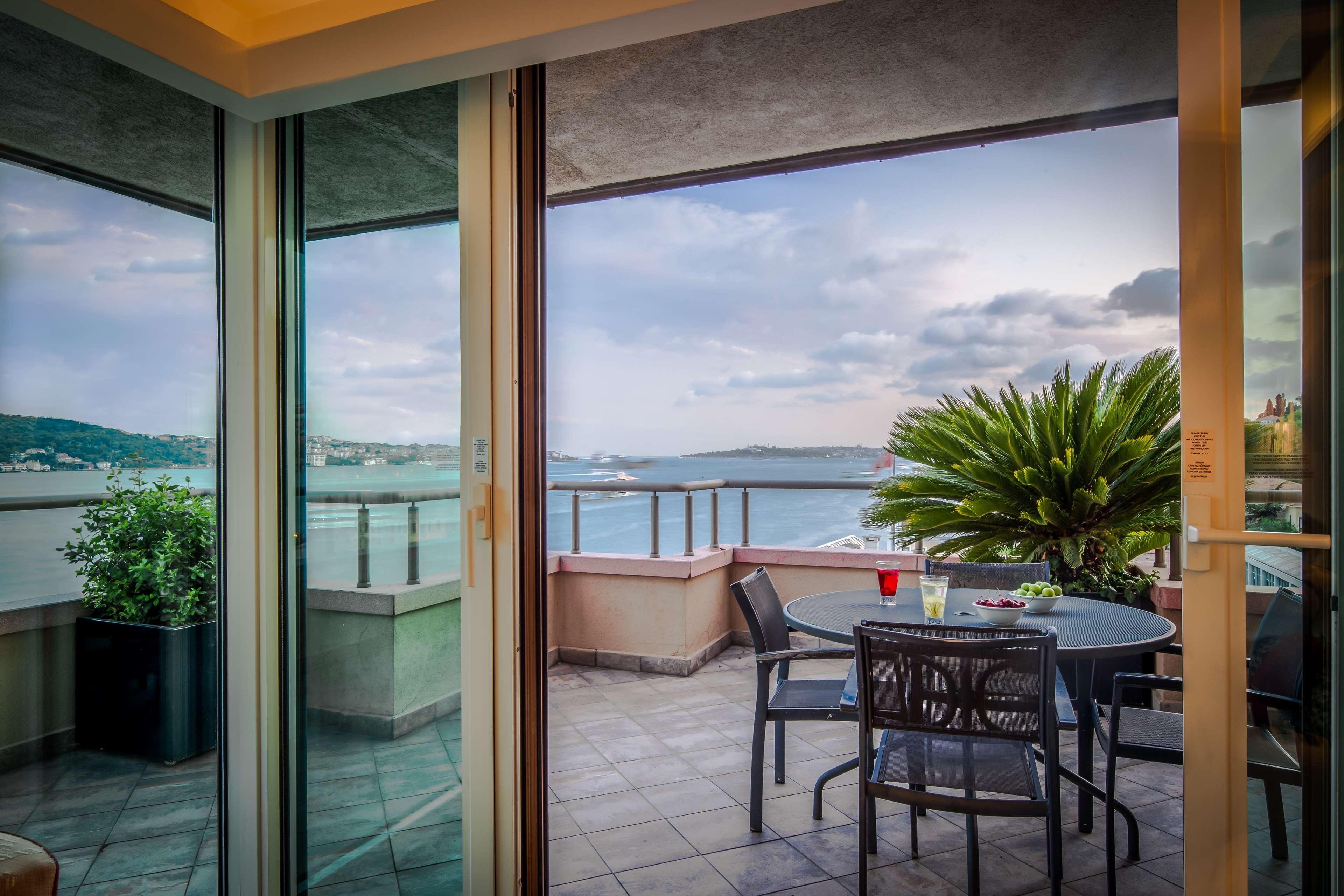فندق راديسون بلو بوسفوروس اسطنبول المظهر الخارجي الصورة View from the balcony of a suite at the hotel