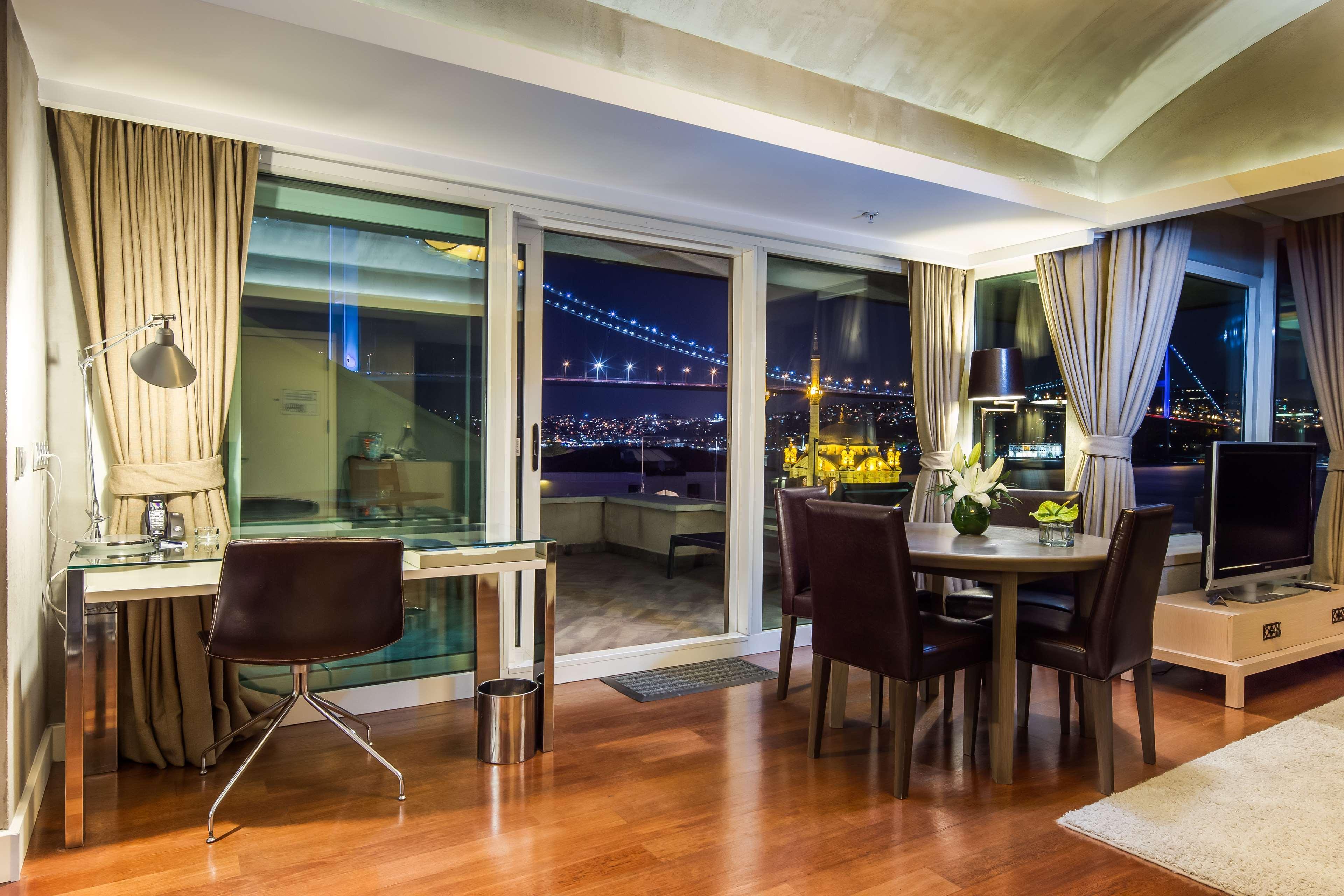 فندق راديسون بلو بوسفوروس اسطنبول المظهر الخارجي الصورة Interior of a suite at the Mandarin Oriental, New York
